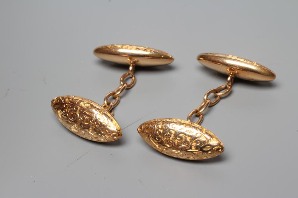 A PAIR OF LATE VICTORIAN TORPEDO CUFFLINKS, engraved with scrolling foliage, stamped 15ct, 6.3g Image