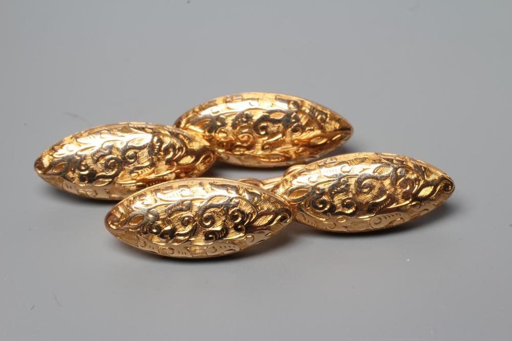 A PAIR OF LATE VICTORIAN TORPEDO CUFFLINKS, engraved with scrolling foliage, stamped 15ct, 6.3g Image