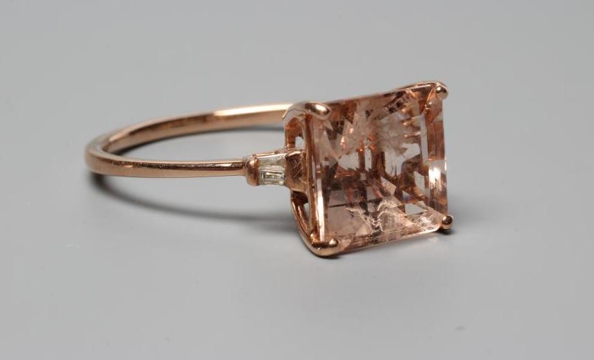 A MORGANITE DRESS RING Image