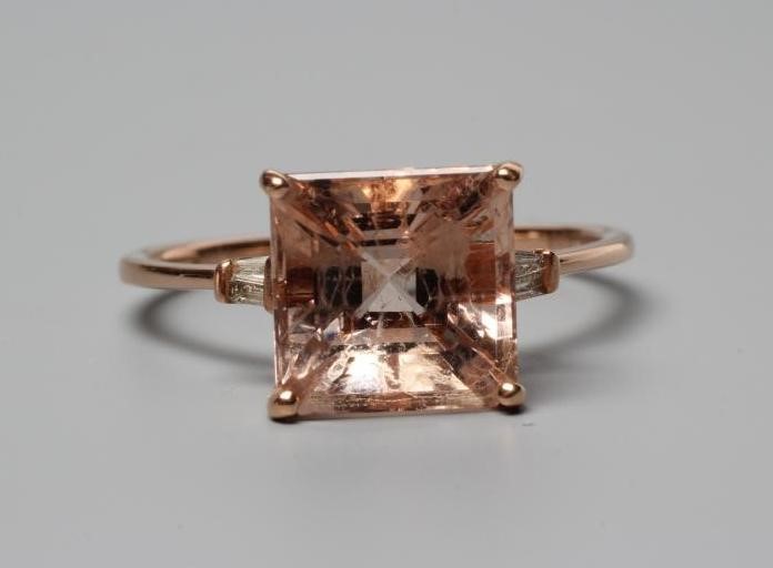 A MORGANITE DRESS RING Image