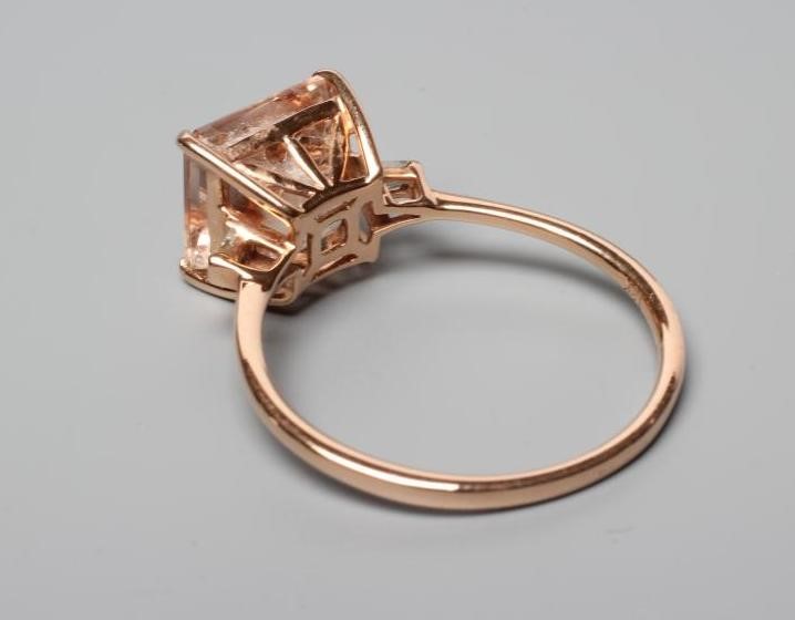 A MORGANITE DRESS RING Image