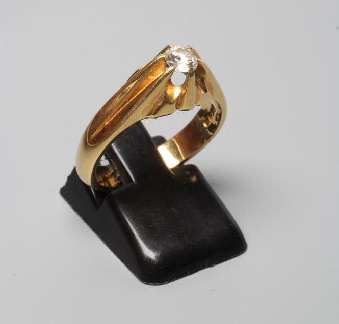 A GENTLEMAN'S SOLITAIRE DIAMOND RING, the brilliant cut stone of approximately 0.25cts claw set to Image