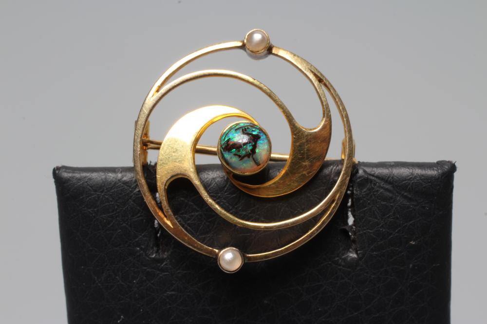A MURRLE BENNETT & CO. ART NOUVEAU CIRCULAR BROOCH of open whorl form Image