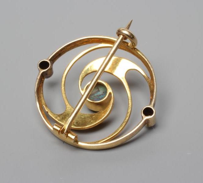 A MURRLE BENNETT & CO. ART NOUVEAU CIRCULAR BROOCH of open whorl form Image