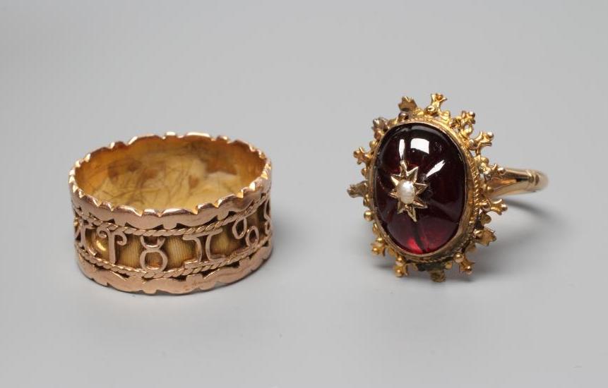 A VICTORIAN GARNET RING Image