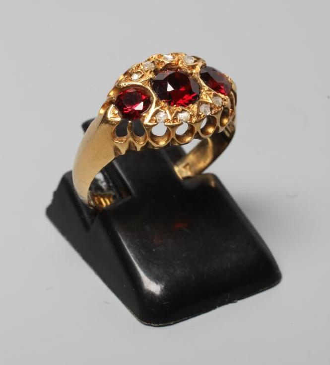 AN EDWARDIAN GARNET RING Image