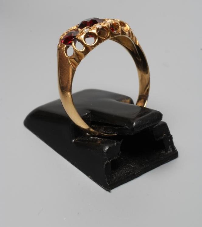 AN EDWARDIAN GARNET RING Image