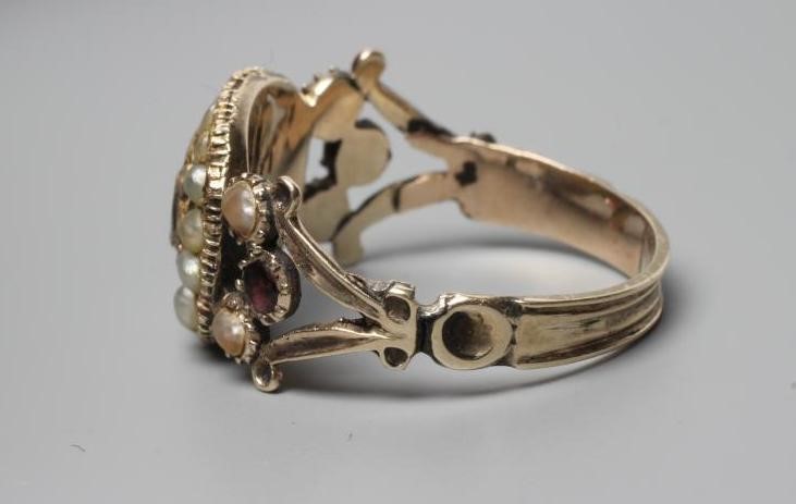 A GEORGIAN SEED PEARL AND GARNET MOURNING RING Image