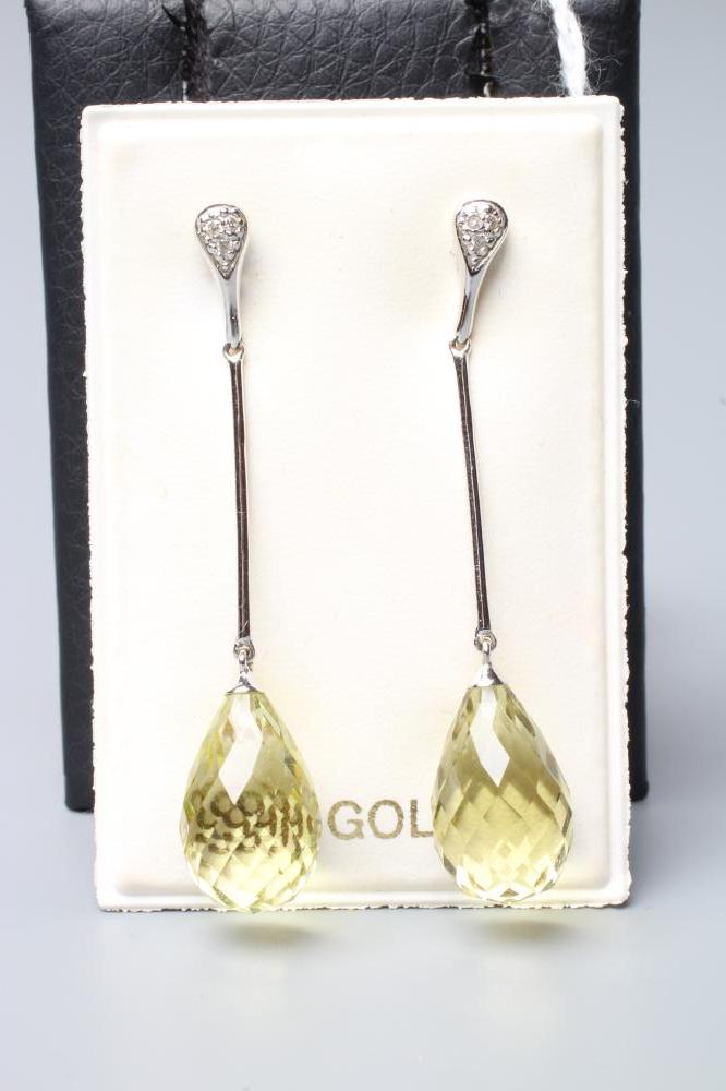 A PAIR OF DROP EARRINGS Image