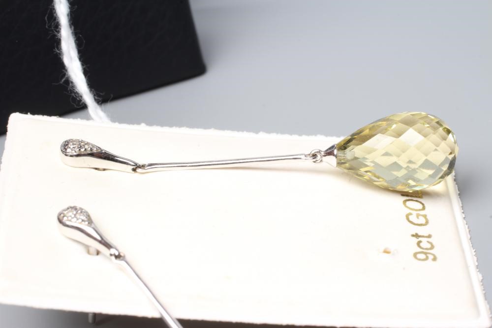 A PAIR OF DROP EARRINGS Image