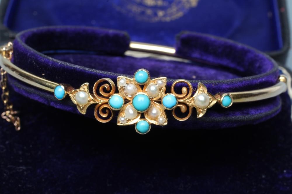 AN EDWARDIAN STIFF HINGED BANGLE Image