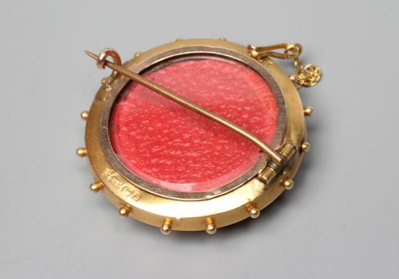 A LATE VICTORIAN 15CT GOLD BOSS BROOCH centred by a small old brilliant cut diamond, Birmingham 1889 Image