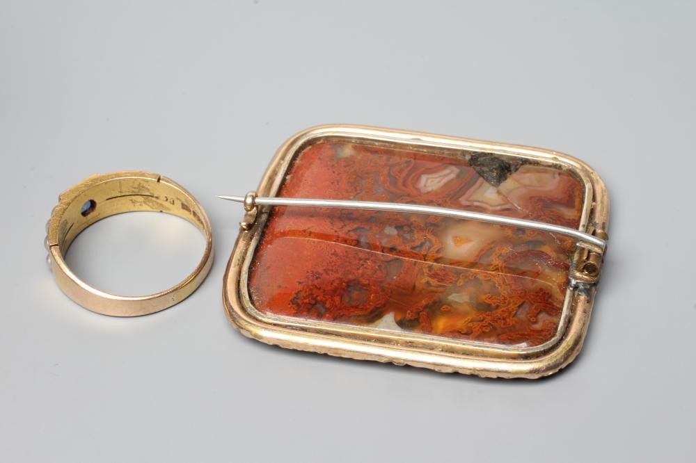 A VICTORIAN 15CT GOLD MOURNING RING centred by a point set sapphire(?) flanked by pairs of seed Image