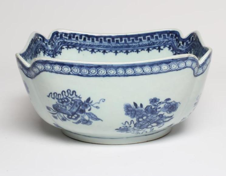 A CHINESE PORCELAIN BOWL of lobed square form painted in underglaze blue with precious objects below Image