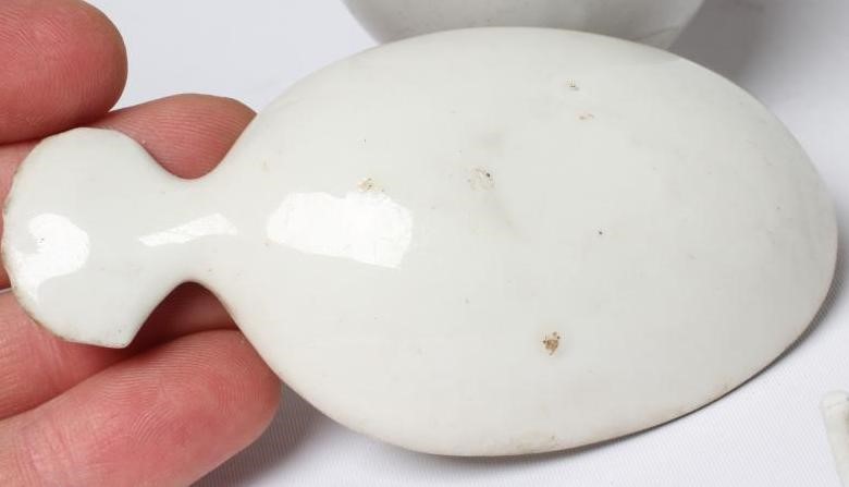 A CAUGHLEY PORCELAIN CADDY SPOON Image