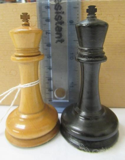 A JAQUES BOX AND EBONY STAUNTON PATTERN CHESS SET Image
