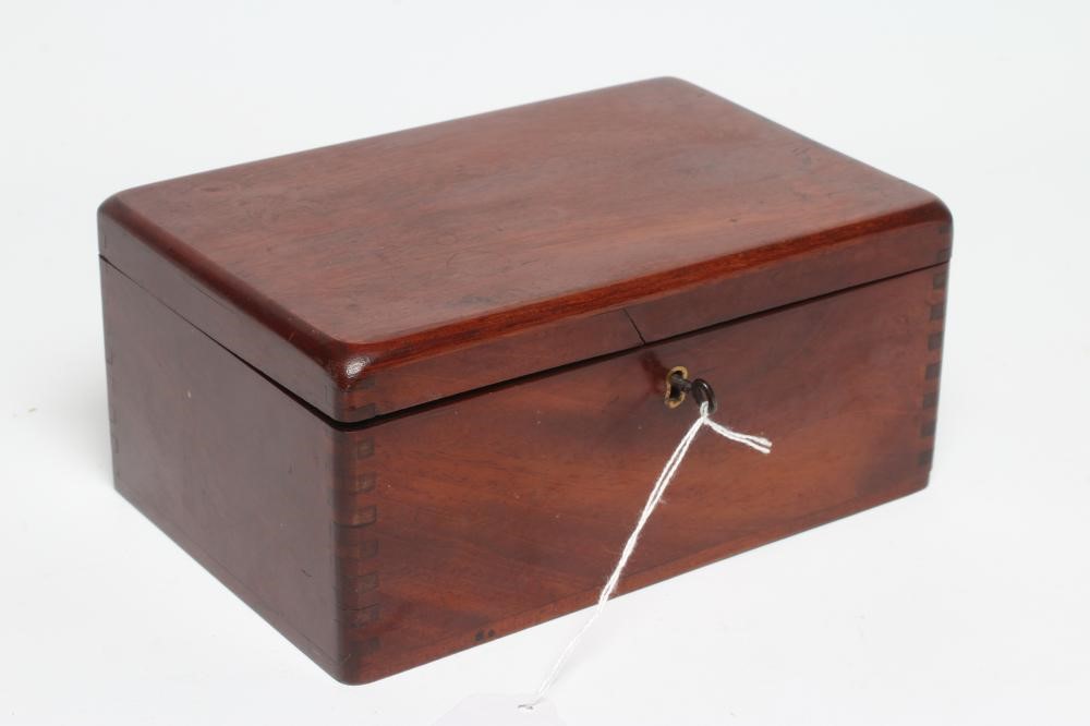 A BOX AND EBONY STAUNTON PATTERN CHESS SET Image