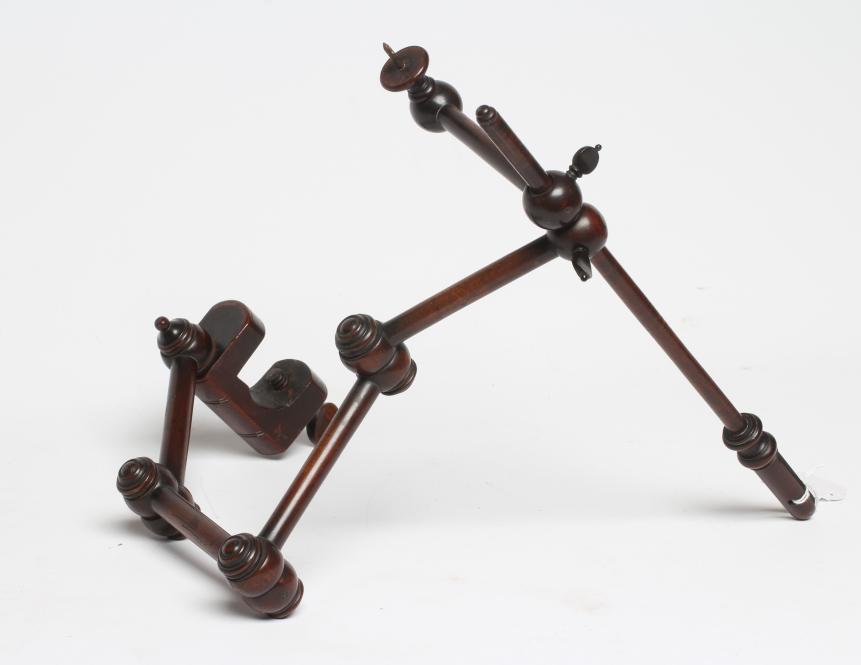 A TREEN WOOL WINDER Image