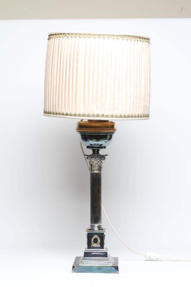AN EDWARDIAN TABLE OIL LAMP, the reservoir raised on a Corinthian column, on stepped square base, Image