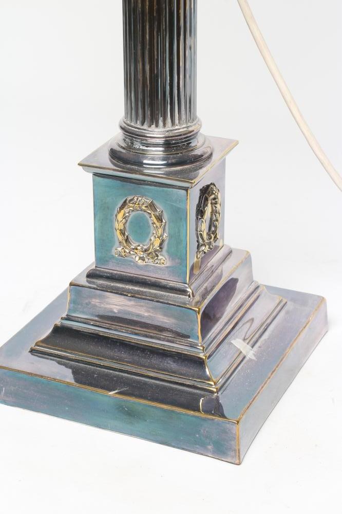 AN EDWARDIAN TABLE OIL LAMP, the reservoir raised on a Corinthian column, on stepped square base, Image