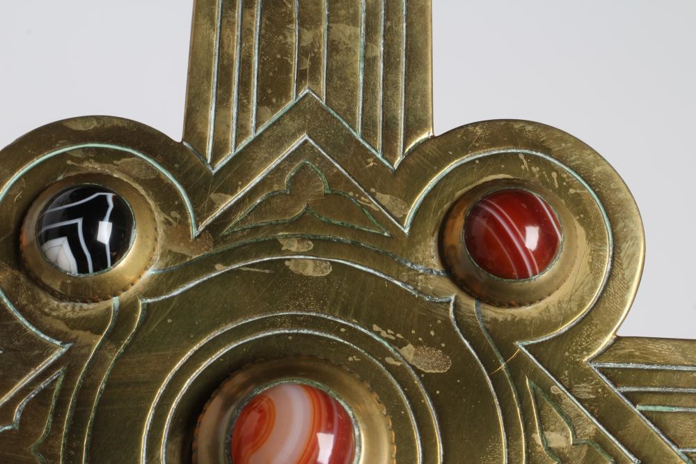 AN ARTS AND CRAFTS BRASS ALTAR CROSS, set with nine agate cabochons and embellished with incised Image