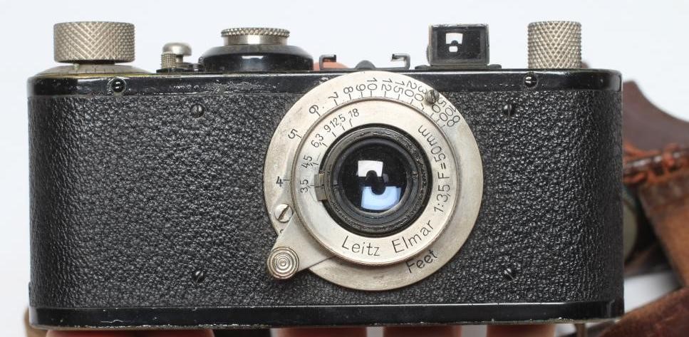 A LEICA WETZLAR DRP CAMERA, no.103462, with Leitz Elmar 1:35F=50mm lens, leather case and cased Image