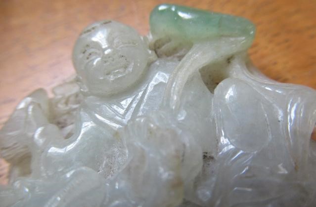A CHINESE TWO TONE JADE PANEL carved and pierced with a man holding a cup Image