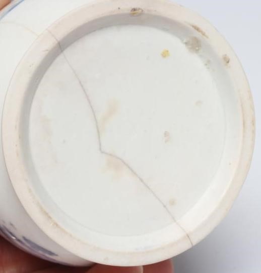 A VAUXHALL PORCELAIN MUG Image