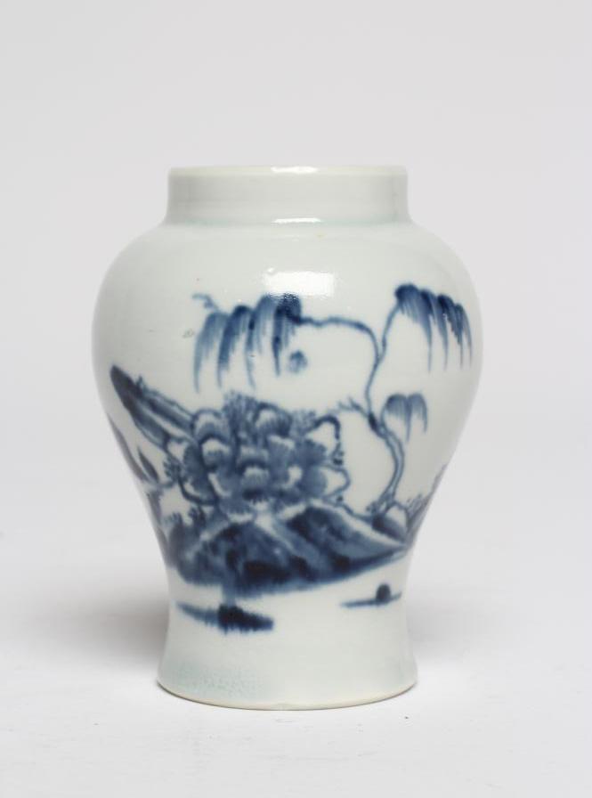 A SMALL PORCELAIN VASE - POSSIBLY CHAFFERS Image