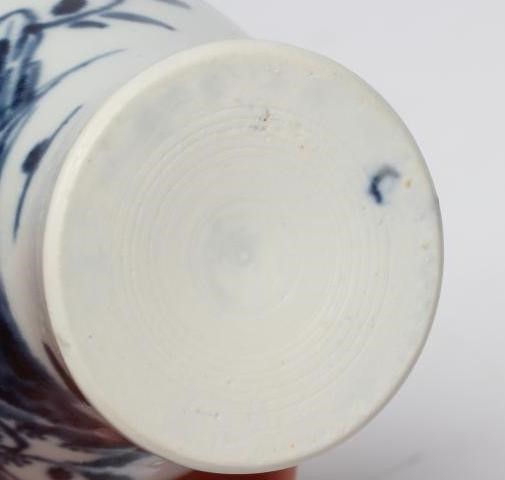 A SMALL PORCELAIN VASE - POSSIBLY CHAFFERS Image