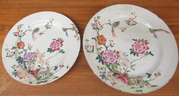 A GRADUATED PAIR OF CHINESE PORCELAIN CHARGERS of plain circular form painted in coloured enamels Image