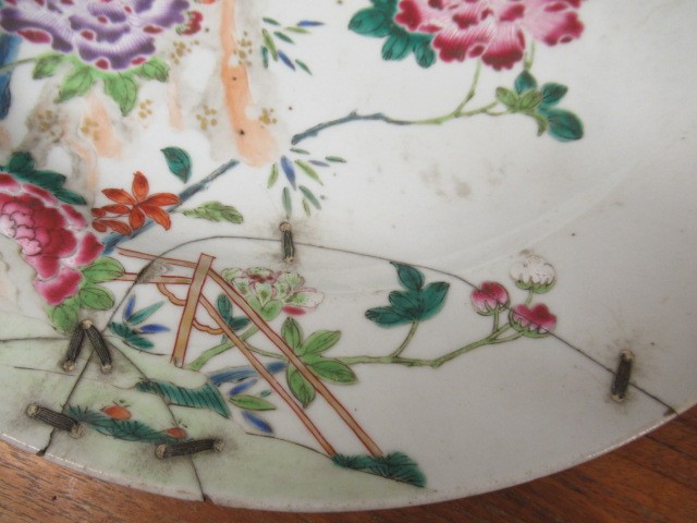 A GRADUATED PAIR OF CHINESE PORCELAIN CHARGERS of plain circular form painted in coloured enamels Image