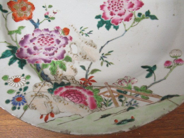 A GRADUATED PAIR OF CHINESE PORCELAIN CHARGERS of plain circular form painted in coloured enamels Image