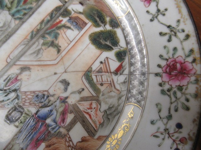 A GRADUATED PAIR OF CHINESE PORCELAIN CHARGERS of plain circular form painted in coloured enamels Image