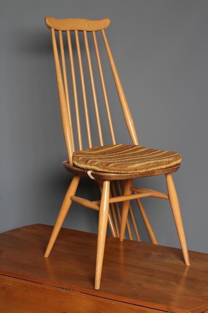 AN ERCOL WINDSOR MODEL 384 TABLE AND FOUR CHAIRS Image