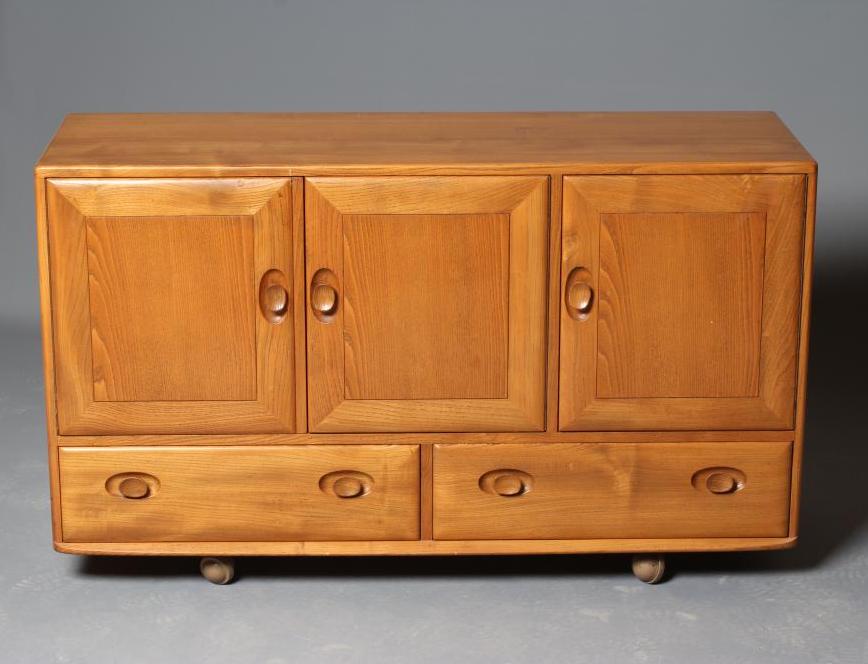 AN ERCOL WINDSOR MODEL 468 SIDEBOARD Image