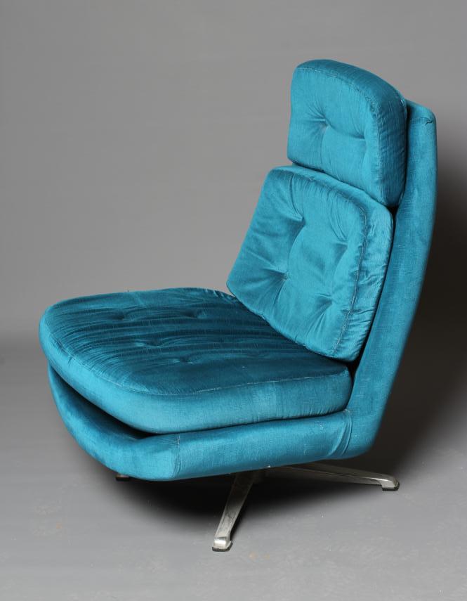 A RETRO SWIVEL LOUNGE CHAIR Image