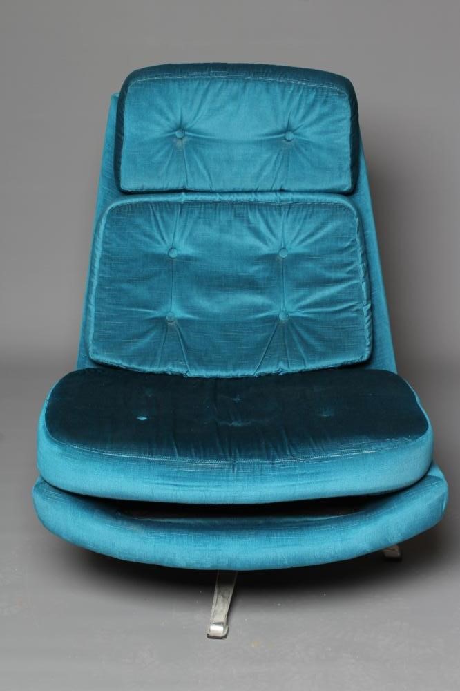 A RETRO SWIVEL LOUNGE CHAIR Image