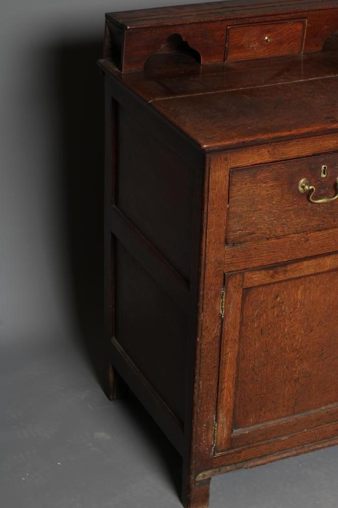 A GEORGIAN OAK DRESSER Image