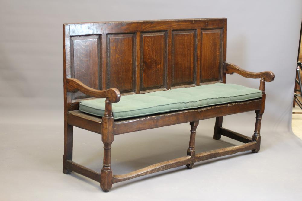 A GEORGIAN OAK SETTLE Image