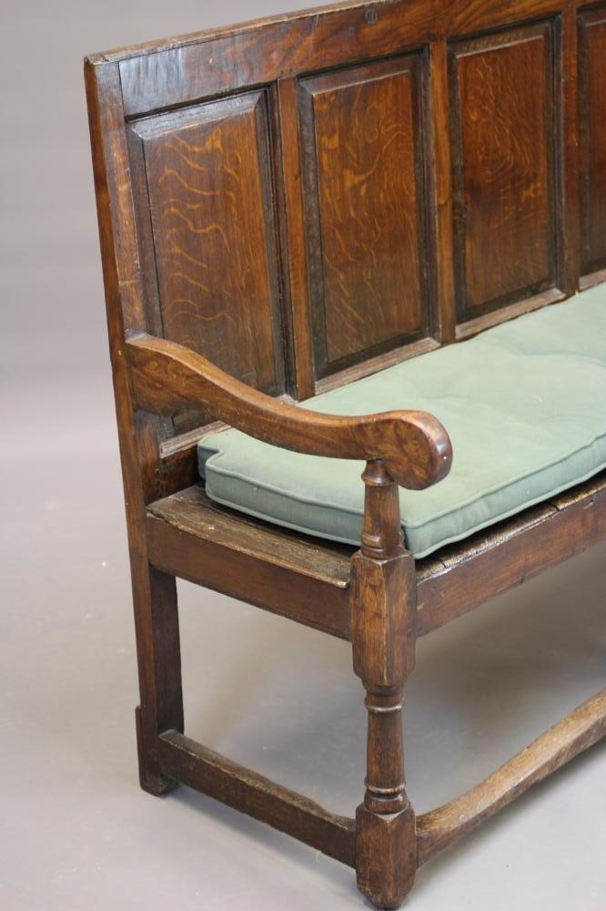 A GEORGIAN OAK SETTLE Image