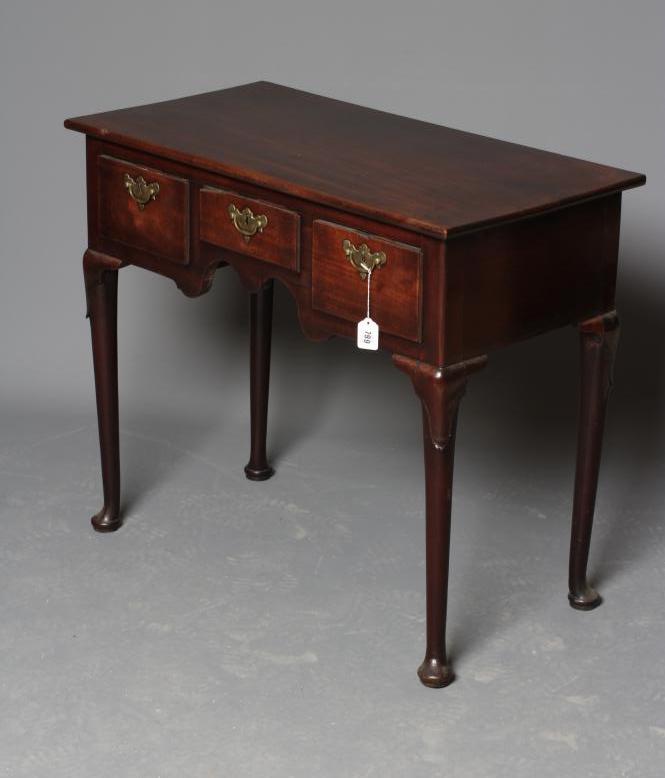 A GEORGIAN MAHOGANY LOWBOY Image