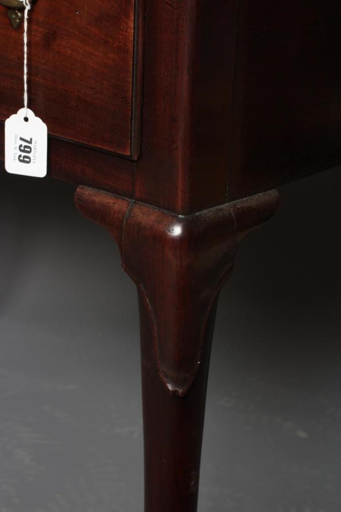 A GEORGIAN MAHOGANY LOWBOY Image