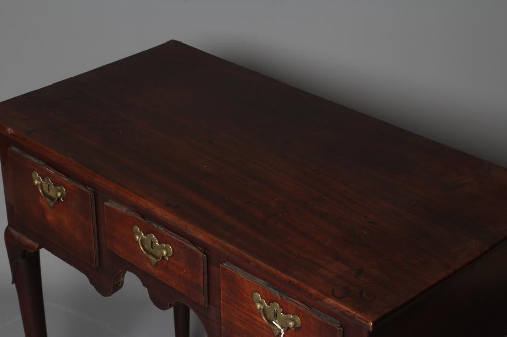 A GEORGIAN MAHOGANY LOWBOY Image