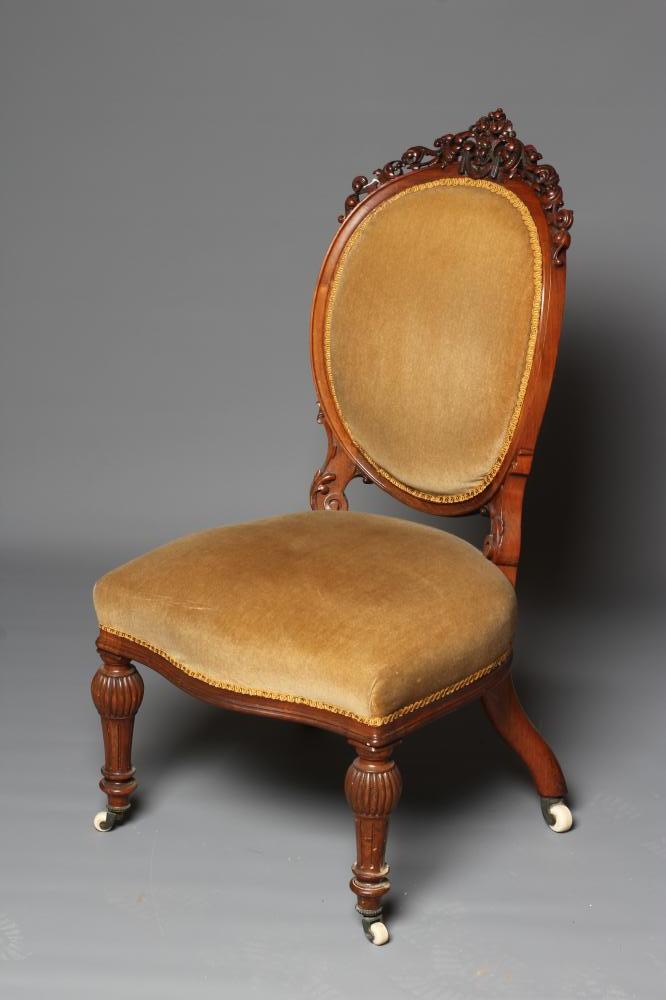 A VICTORIAN WALNUT SHOW FRAME SALON CHAIR Image