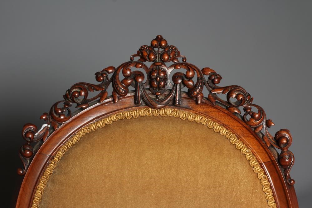 A VICTORIAN WALNUT SHOW FRAME SALON CHAIR Image