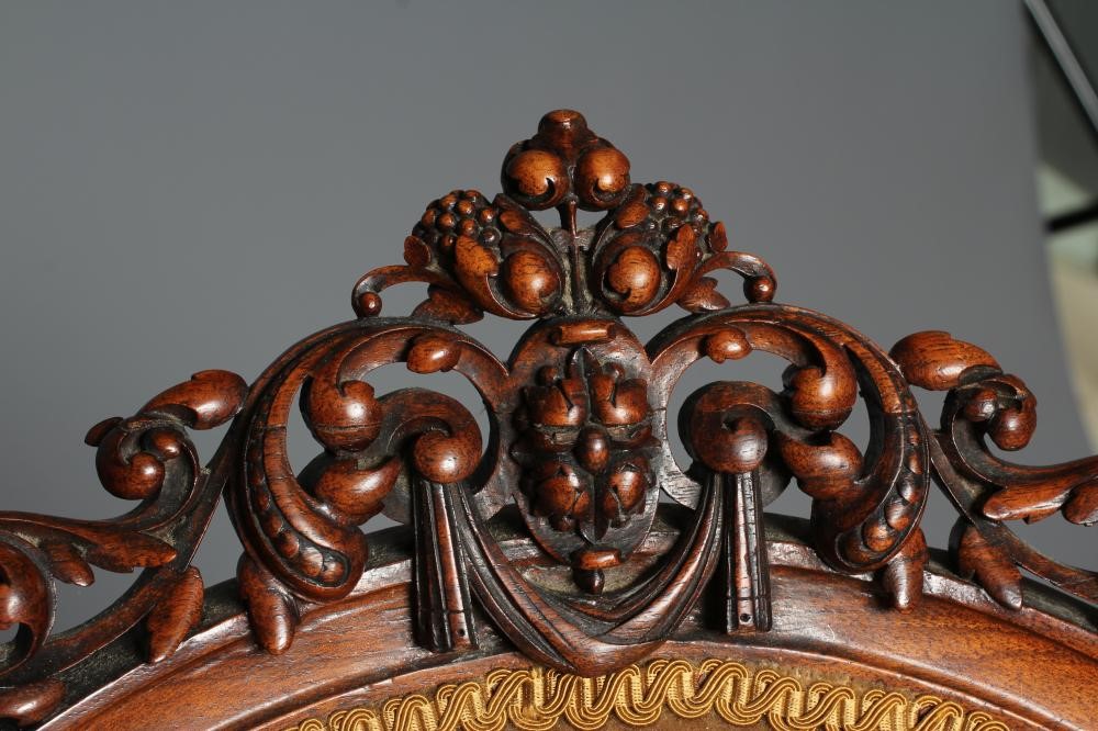 A VICTORIAN WALNUT SHOW FRAME SALON CHAIR Image