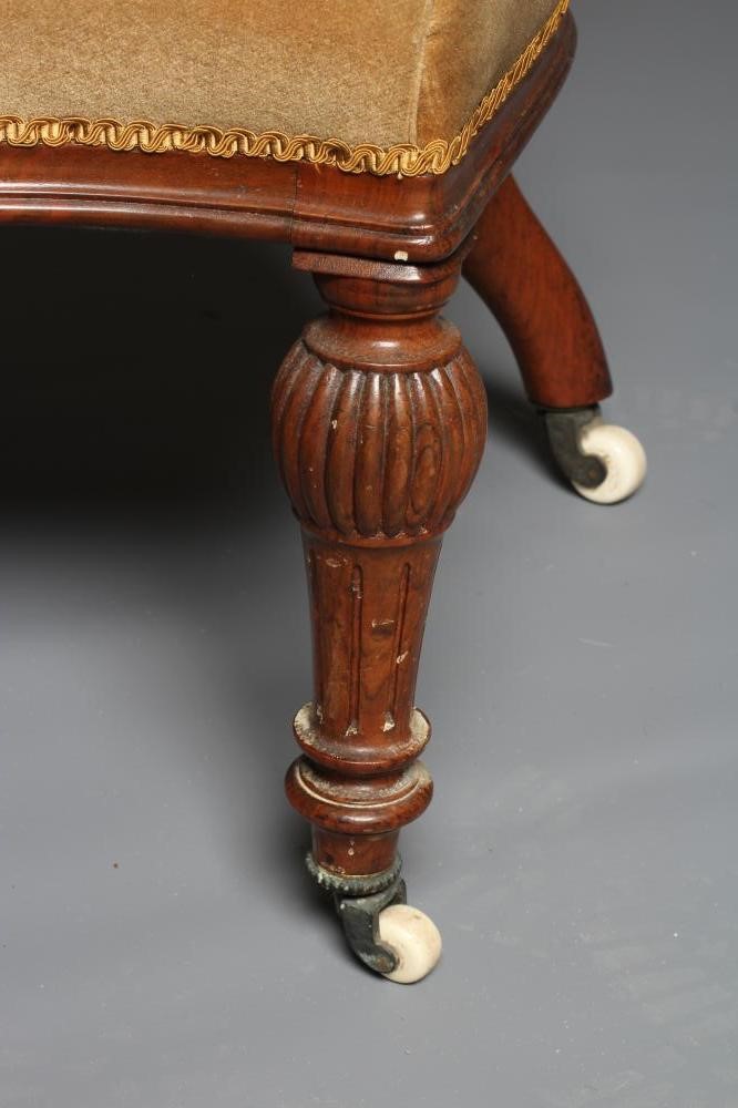 A VICTORIAN WALNUT SHOW FRAME SALON CHAIR Image