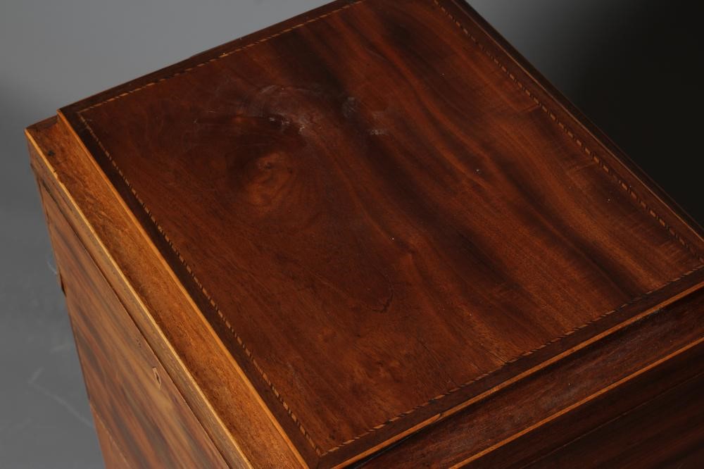A GEORGIAN MAHOGANY CELLARETTE Image