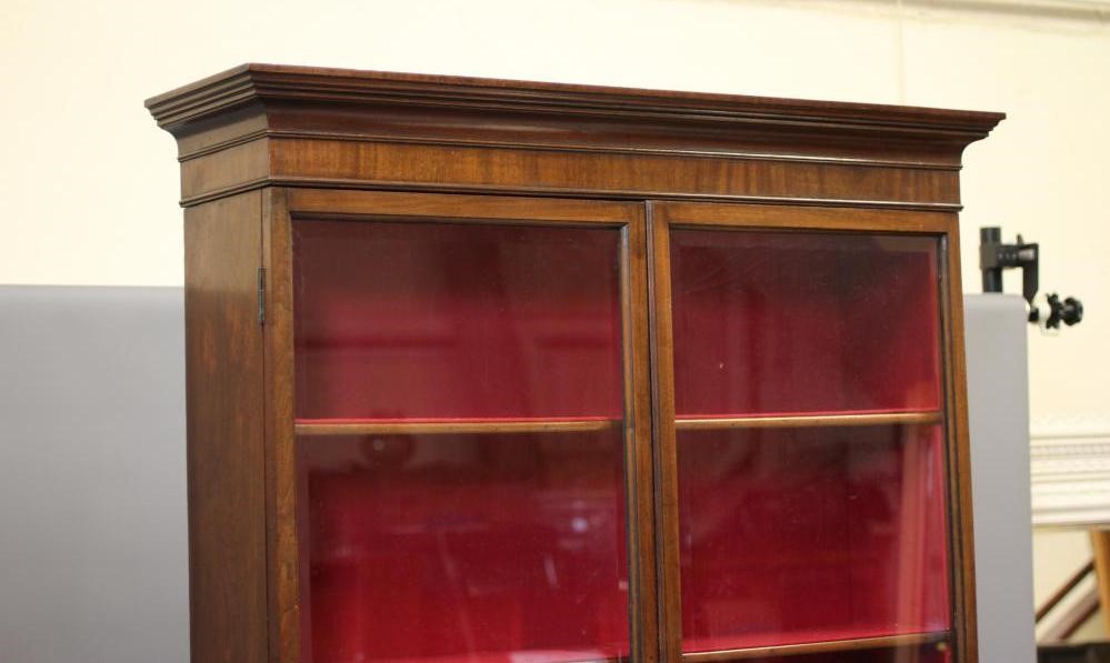 A MAHOGANY TWO STAGE BOOKCASE/DISPLAY CABINET Image